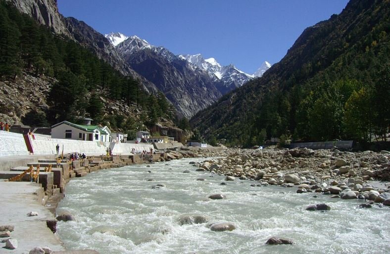 गंगोत्री की जलकथा बदल रही है: बर्फ़ घट रही, बारिश बढ़ रही